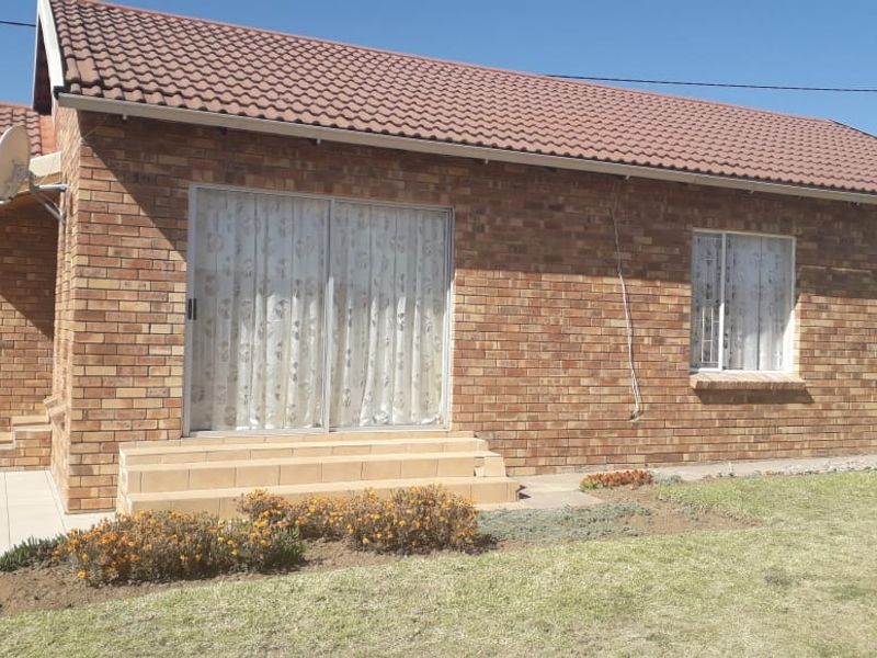 House For Sale in Ladybrand Central - Photo 3