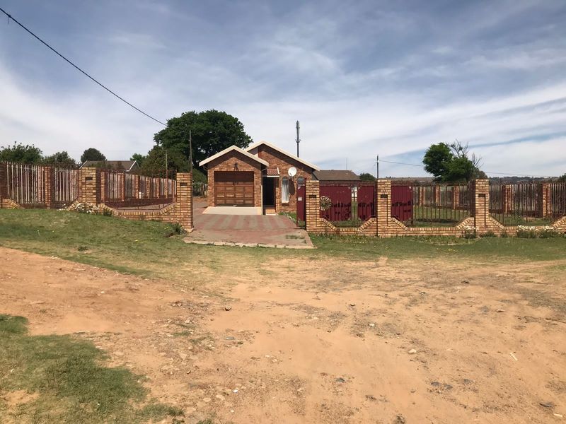House For Sale in Ladybrand Central - Photo 1