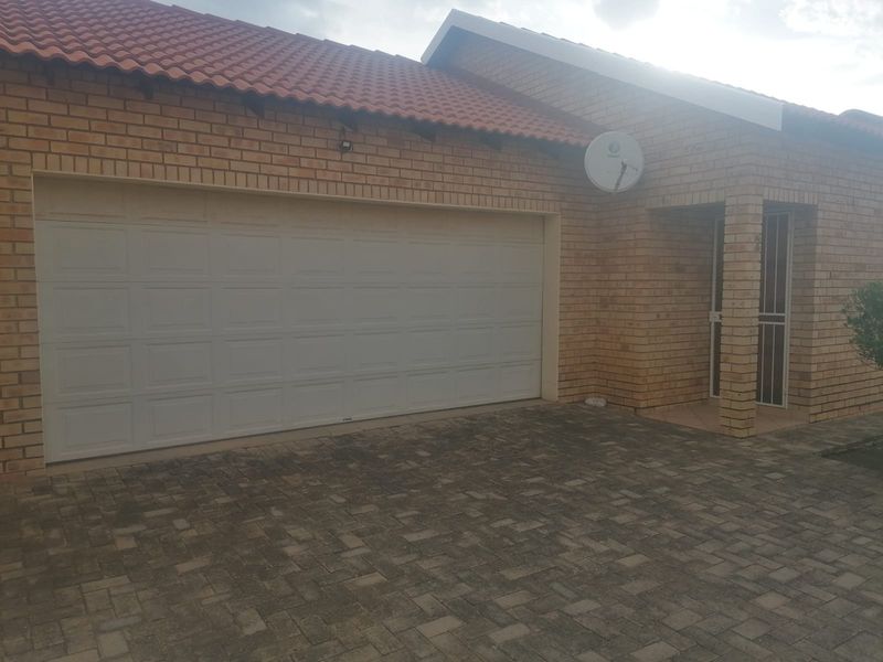 Townhouse For Sale in Wilkoppies - Photo 2