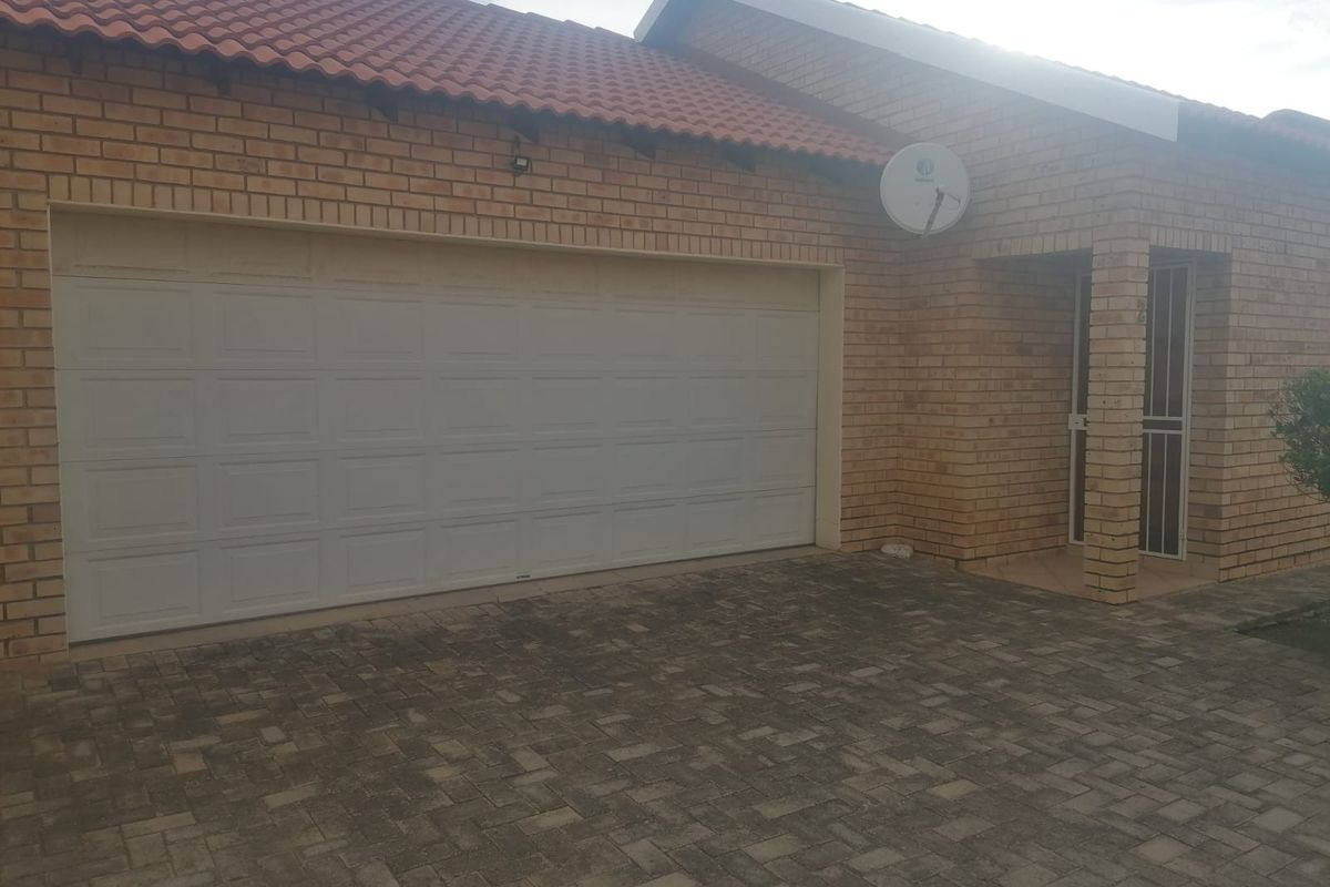 Townhouse For Sale in Wilkoppies - Photo 2