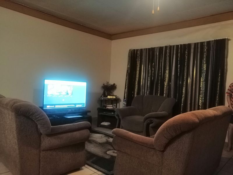 Townhouse For Sale in Wilkoppies - Photo 3