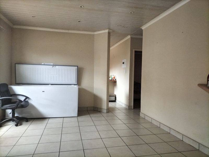 Townhouse For Sale in Wilkoppies - Photo 6