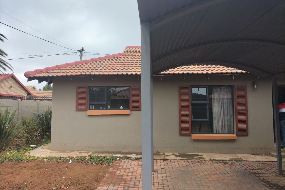 Townhouse For Sale in Wilkoppies - Photo 2