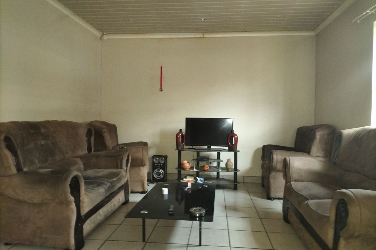 Townhouse For Sale in Wilkoppies - Photo 3
