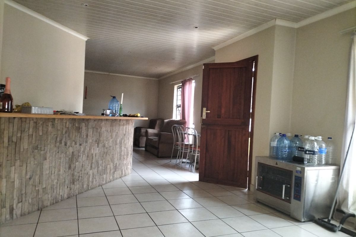 Townhouse For Sale in Wilkoppies - Photo 4
