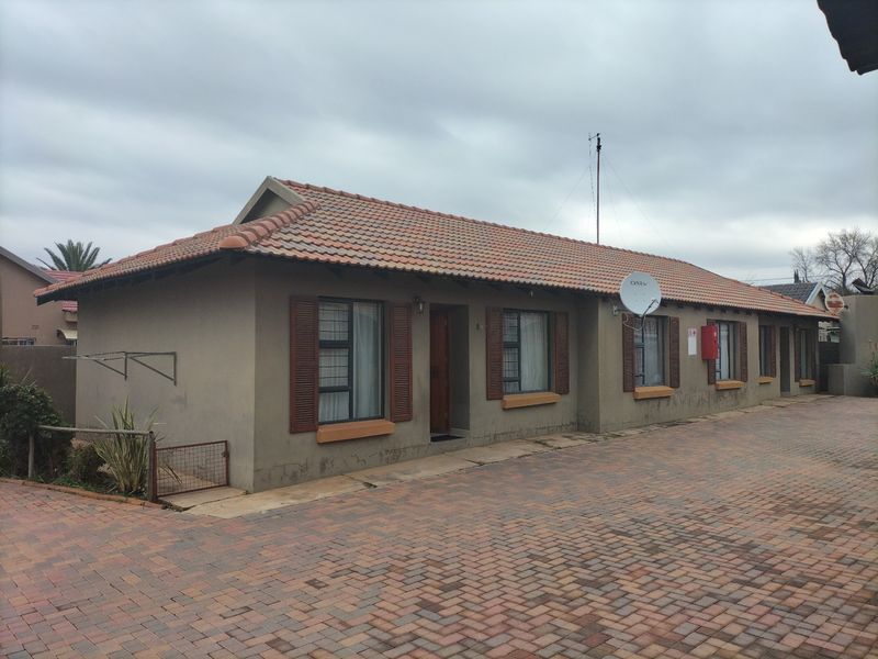 Townhouse For Sale in Wilkoppies - Photo 3