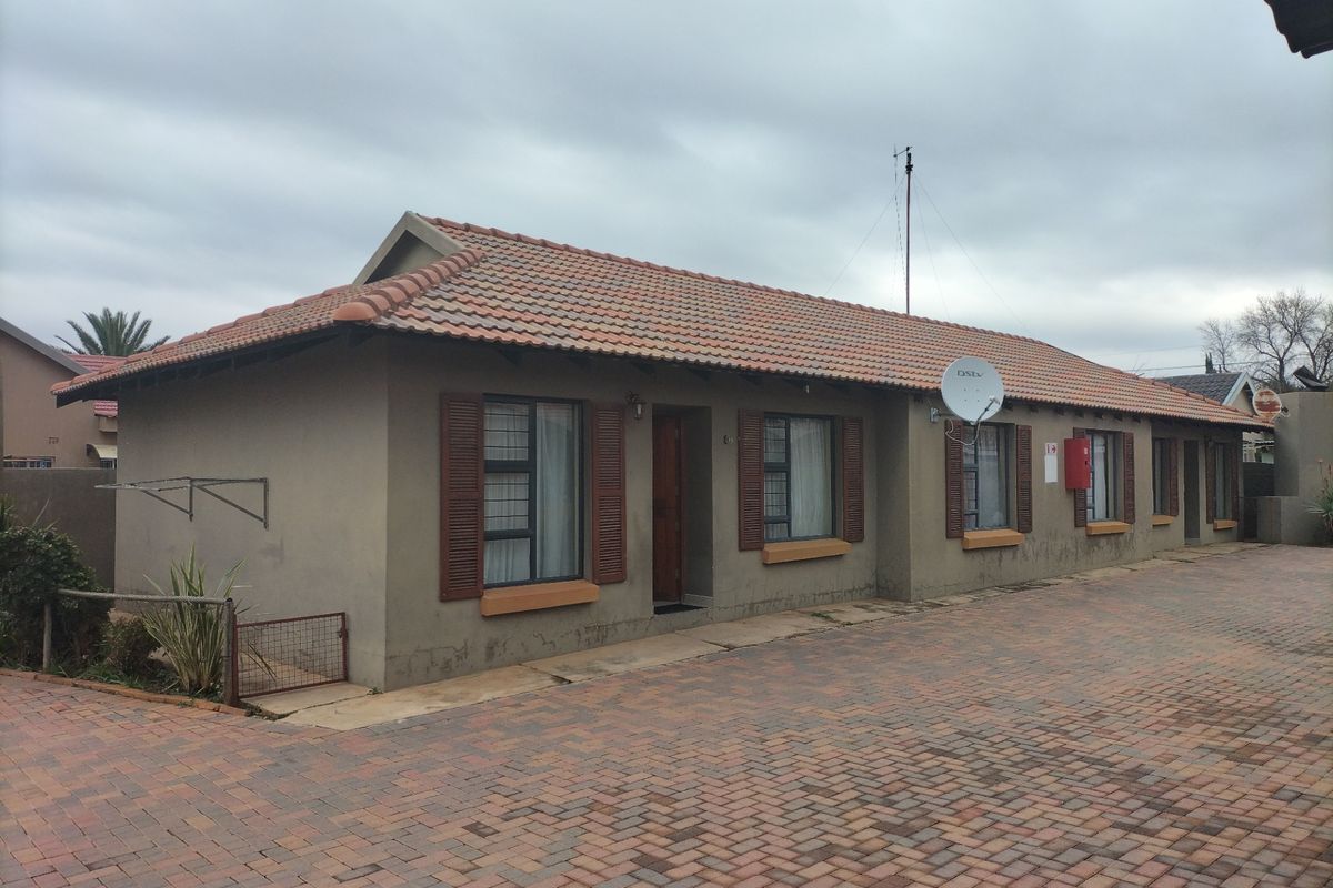 Townhouse For Sale in Wilkoppies - Photo 3