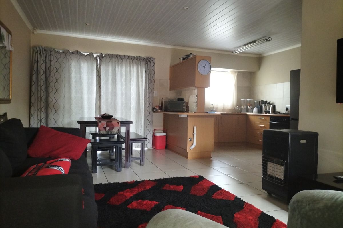 Townhouse For Sale in Wilkoppies - Photo 3