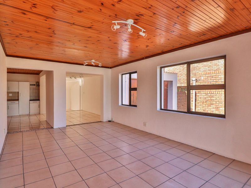 House For Sale in Winslow - Photo 6