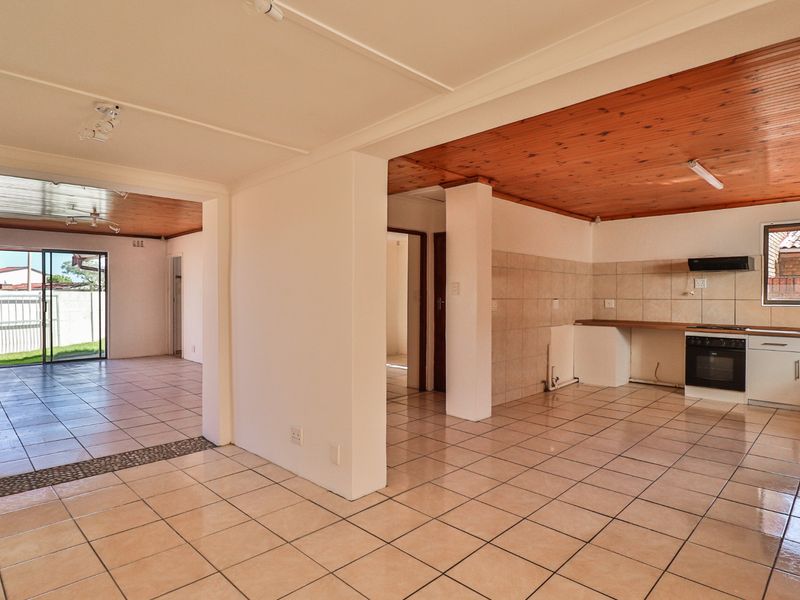 House For Sale in Winslow - Photo 3