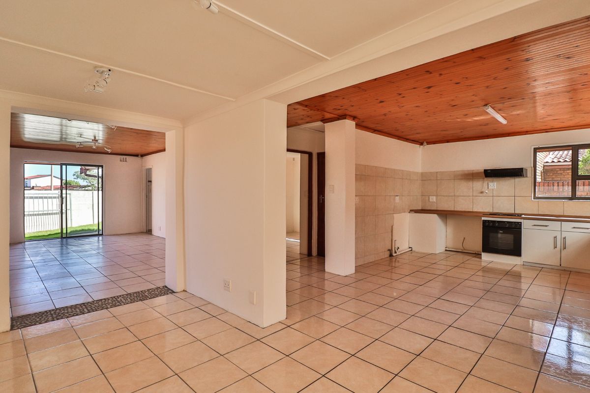 House For Sale in Winslow - Photo 3