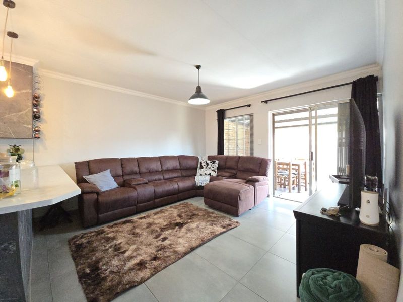 Townhouse For Sale in Rooihuiskraal North - Photo 4