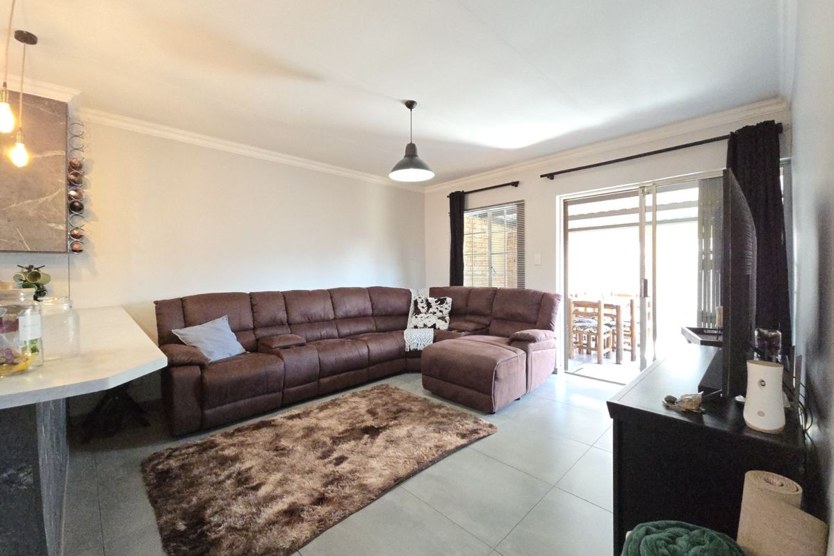 Townhouse For Sale in Rooihuiskraal North - Photo 4