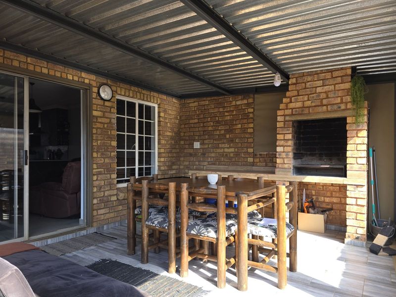 Townhouse For Sale in Rooihuiskraal North - Photo 3
