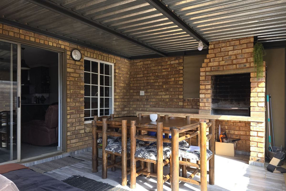 Townhouse For Sale in Rooihuiskraal North - Photo 3