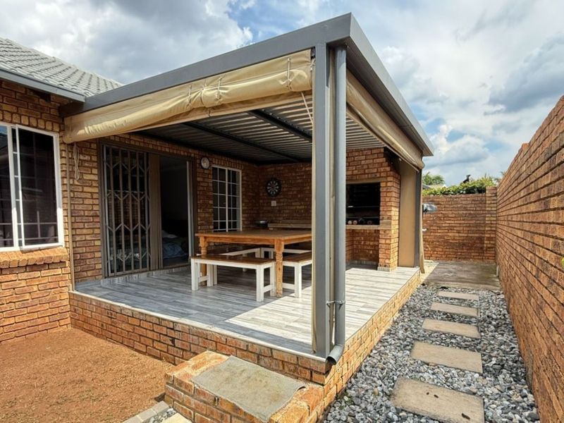 Townhouse For Sale in Rooihuiskraal North - Photo 2