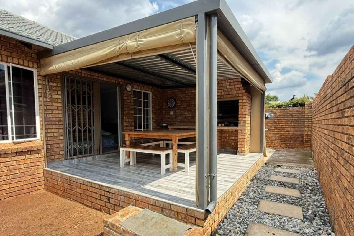 Townhouse For Sale in Rooihuiskraal North - Photo 2