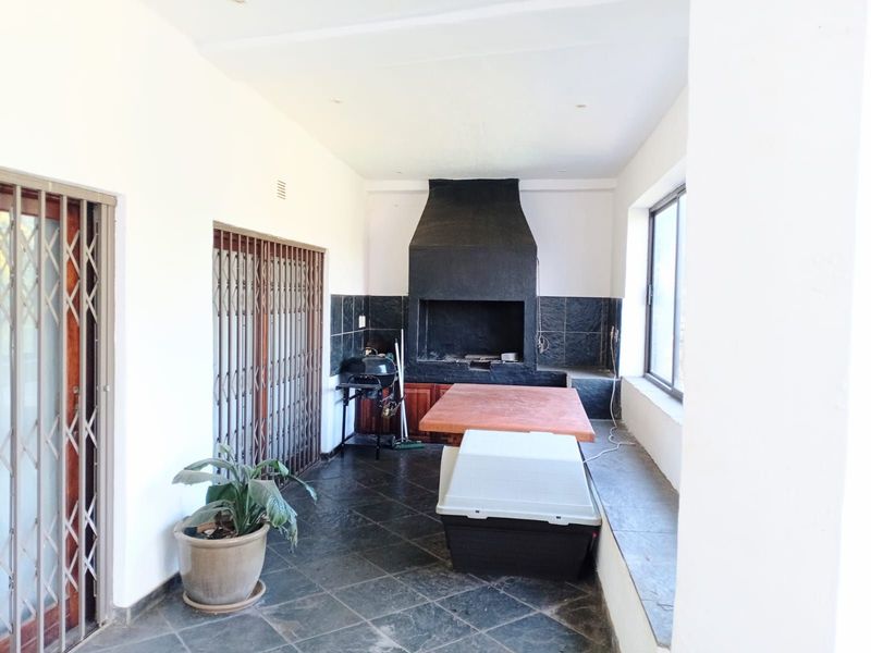 House For Sale in Northcliff - Photo 2
