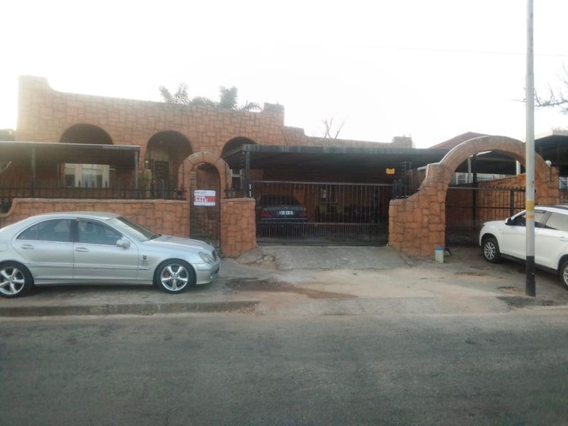 House For Sale in Primrose - Photo 2