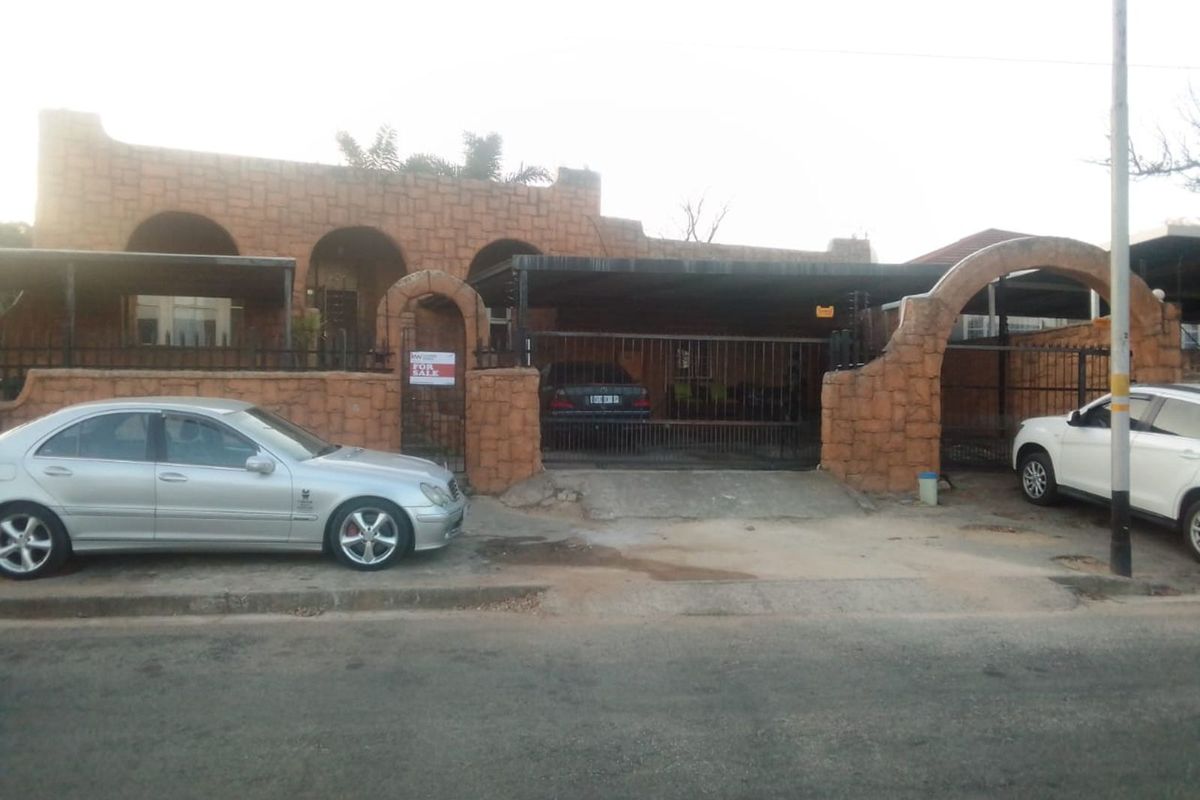 House For Sale in Primrose - Photo 2