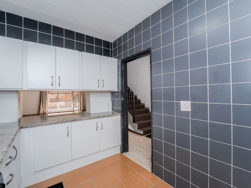Townhouse For Sale in Windsor West - Photo 4