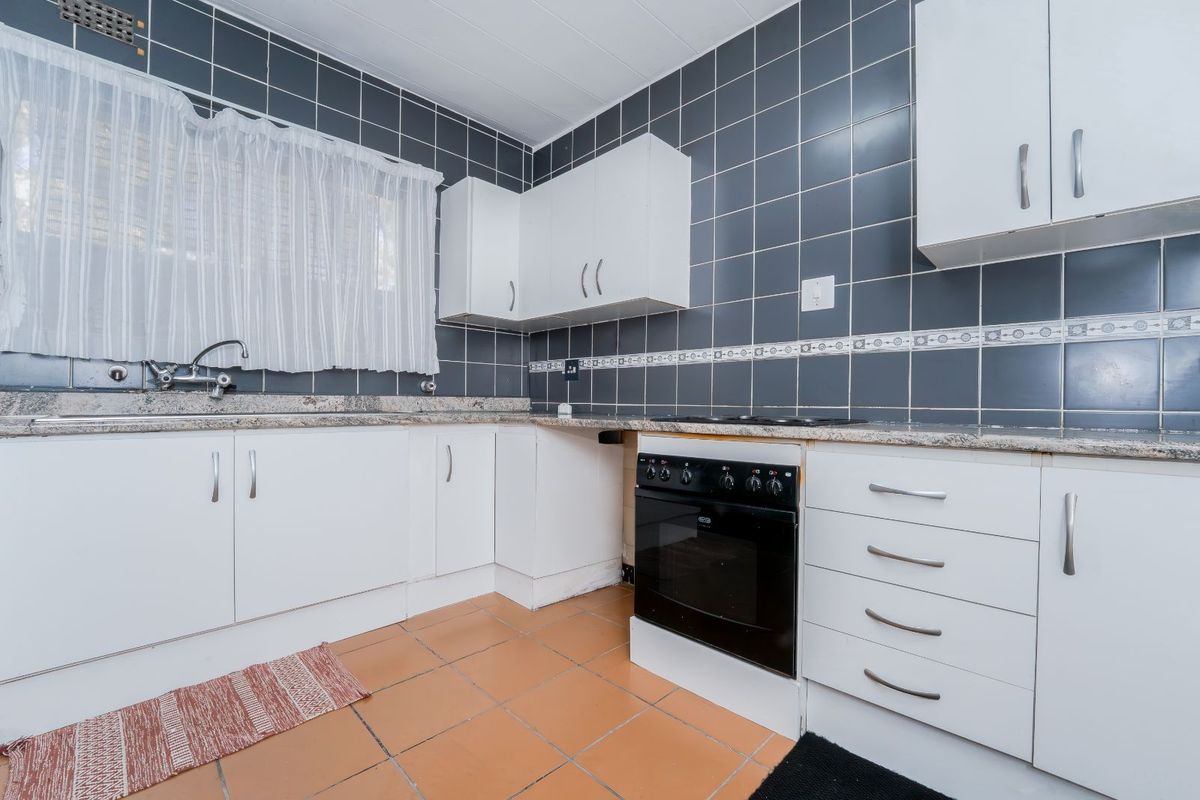 Townhouse For Sale in Windsor West - Photo 3