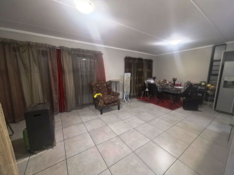 House For Sale in Amberfield - Photo 2