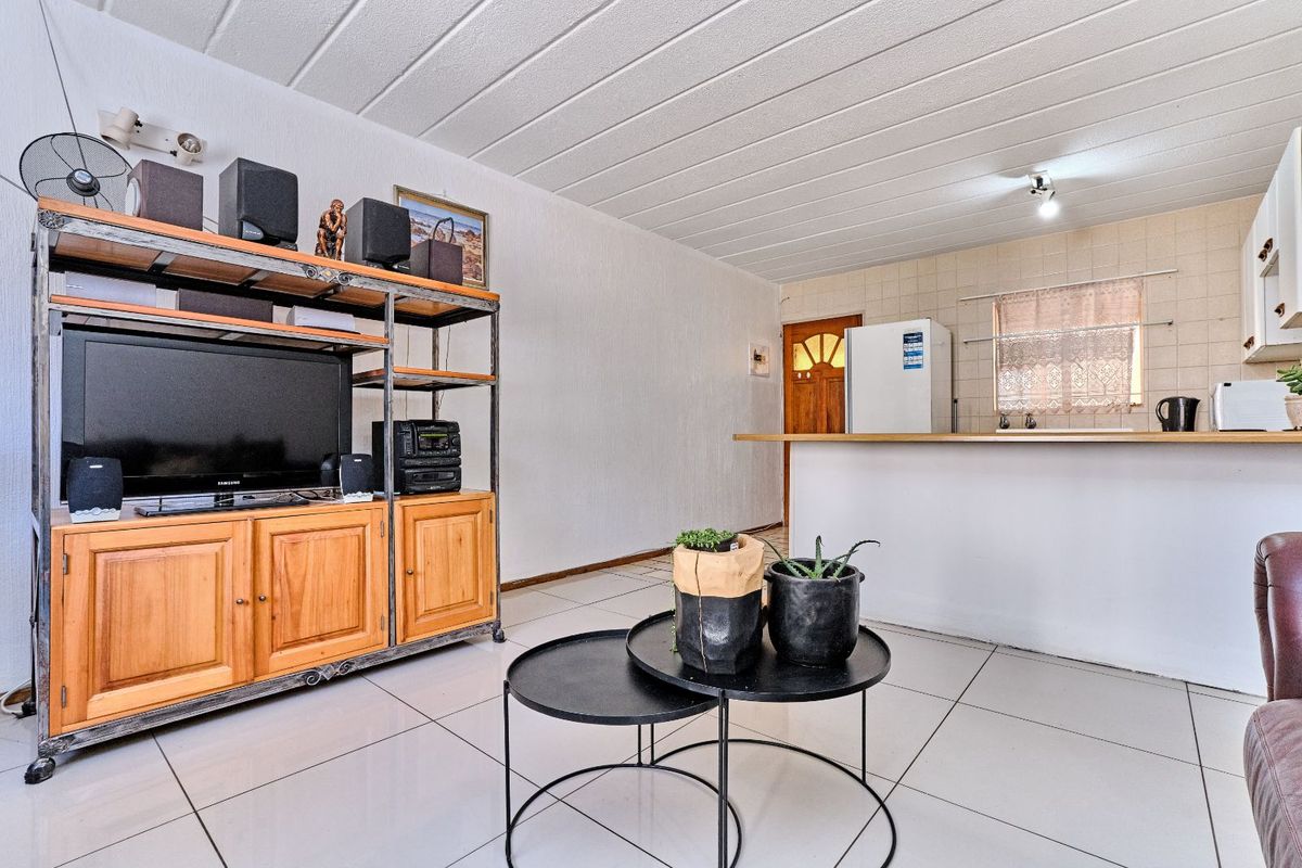 Apartment For Sale in Helderkruin - Photo 2