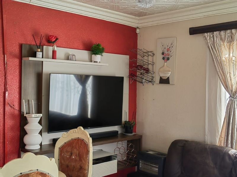 House For Sale in Lotus Gardens - Photo 2