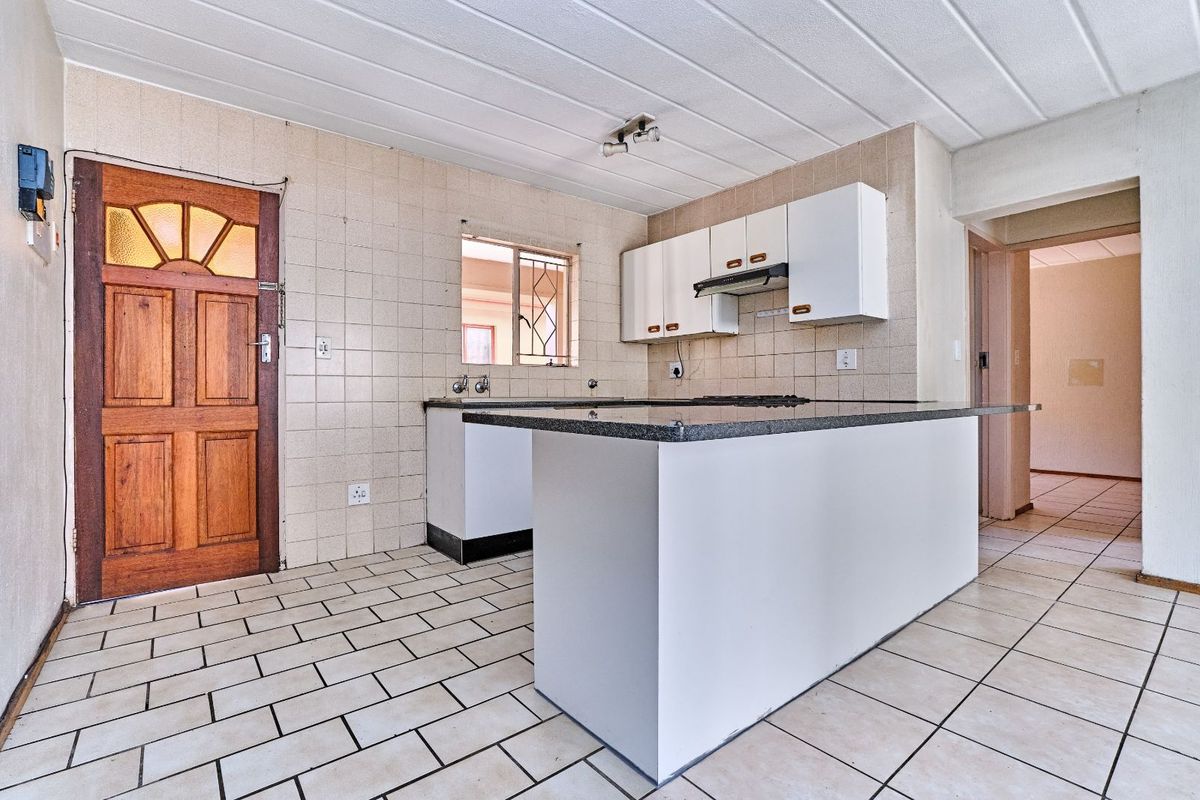 Apartment For Sale in Helderkruin - Photo 4