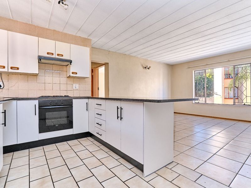 Apartment For Sale in Helderkruin - Photo 2