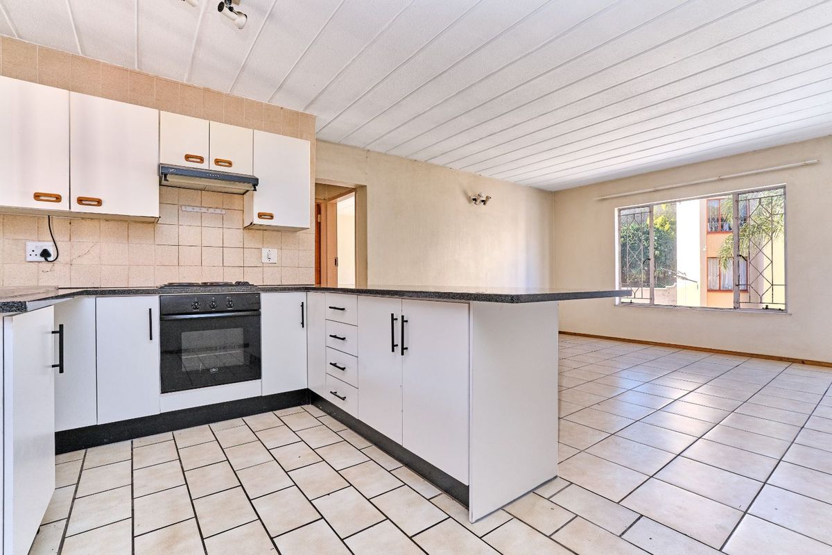 Apartment For Sale in Helderkruin - Photo 2