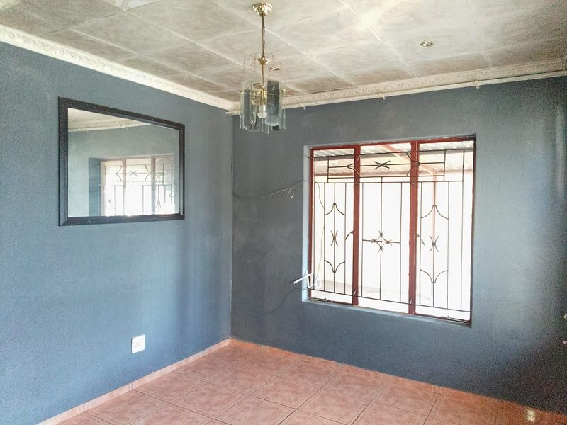 House For Sale in Mabopane Central - Photo 4