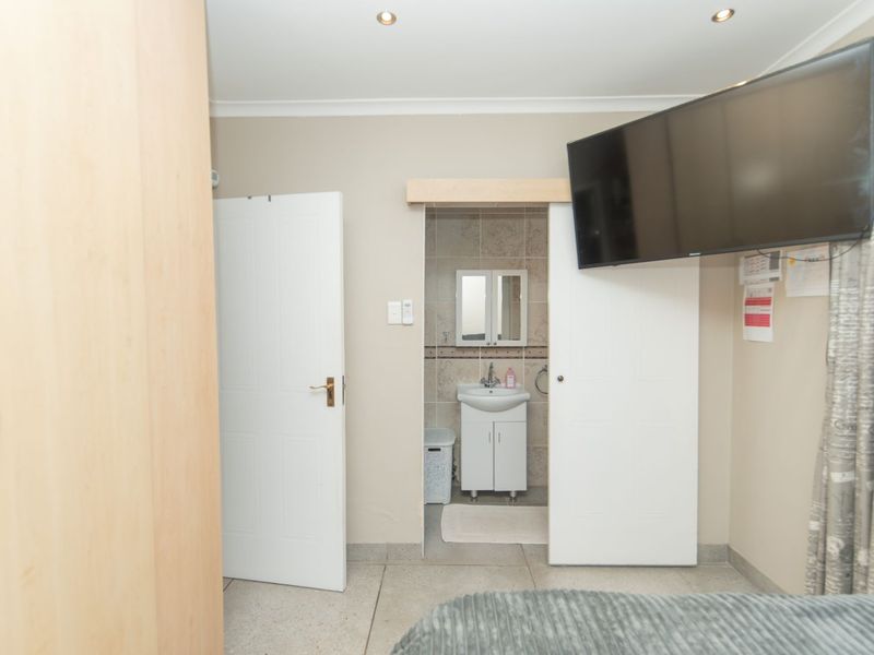 Townhouse For Sale in Glenroy Park - Photo 9