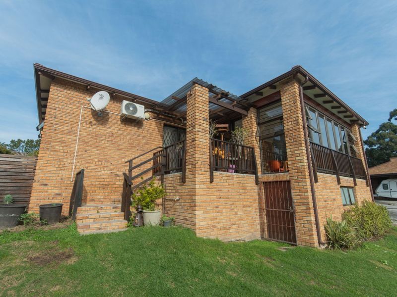 Townhouse For Sale in Glenroy Park - Photo 2