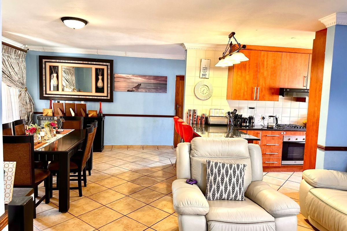 Townhouse For Sale in Heatherview - Photo 2