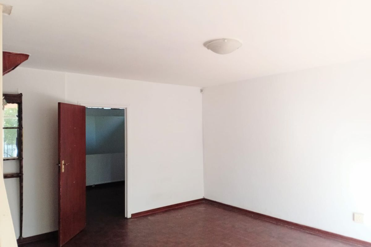 Townhouse For Sale in Windsor East - Photo 3