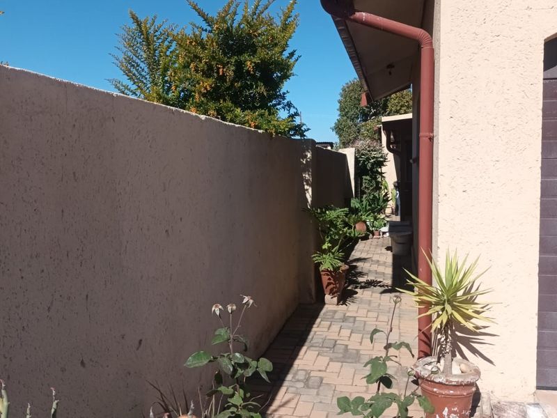 House For Sale in Mabopane Central - Photo 2