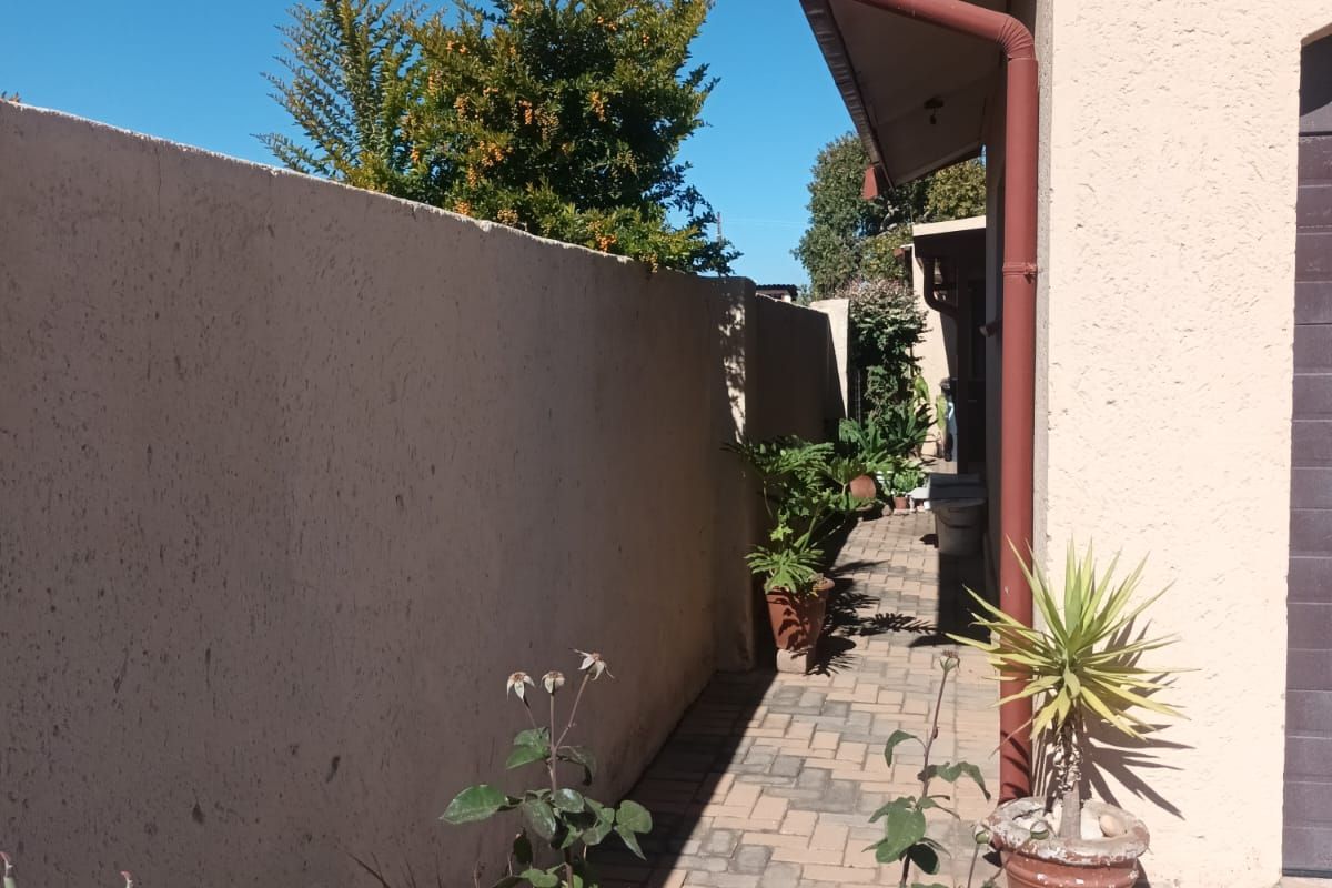 House For Sale in Mabopane Central - Photo 2