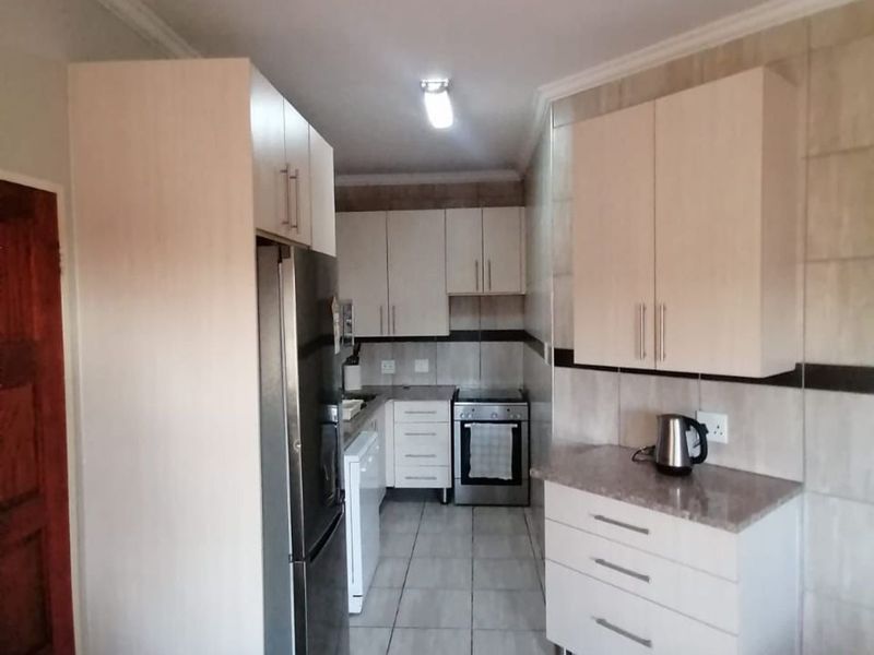 Townhouse For Sale in Terra Nova - Photo 3