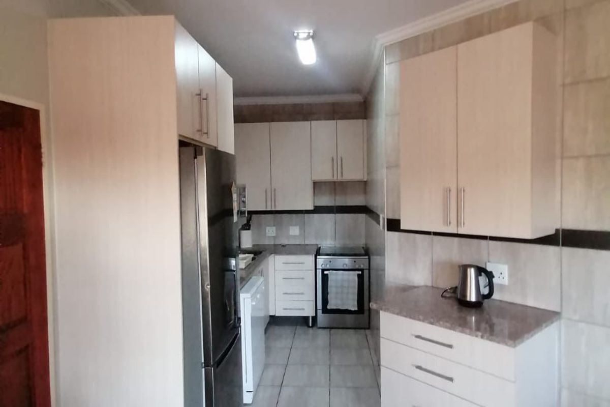 Townhouse For Sale in Terra Nova - Photo 3