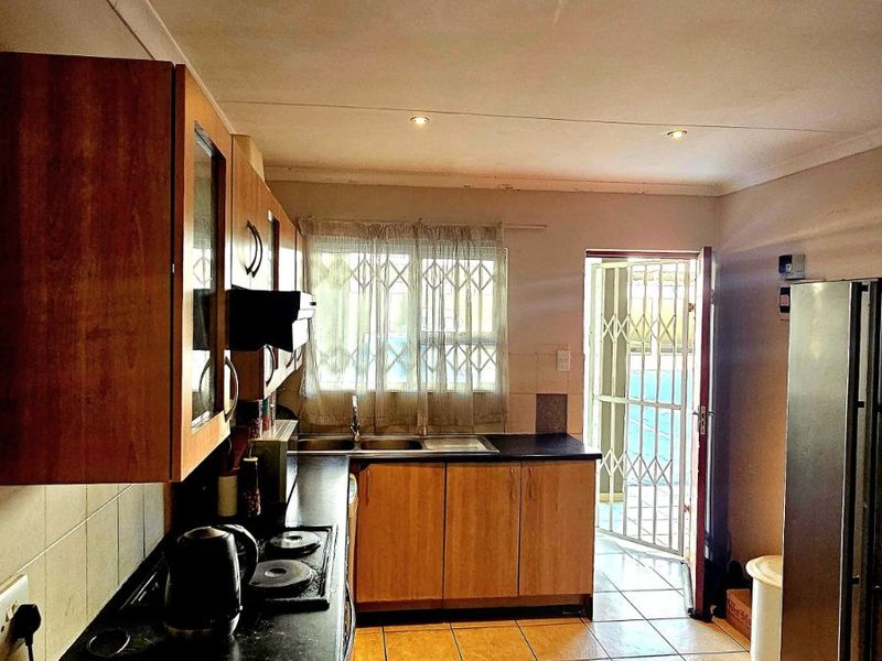 Townhouse For Sale in Ferndale - Photo 3