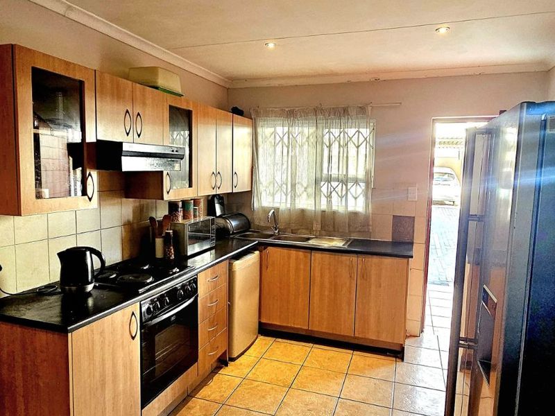 Townhouse For Sale in Ferndale - Photo 2