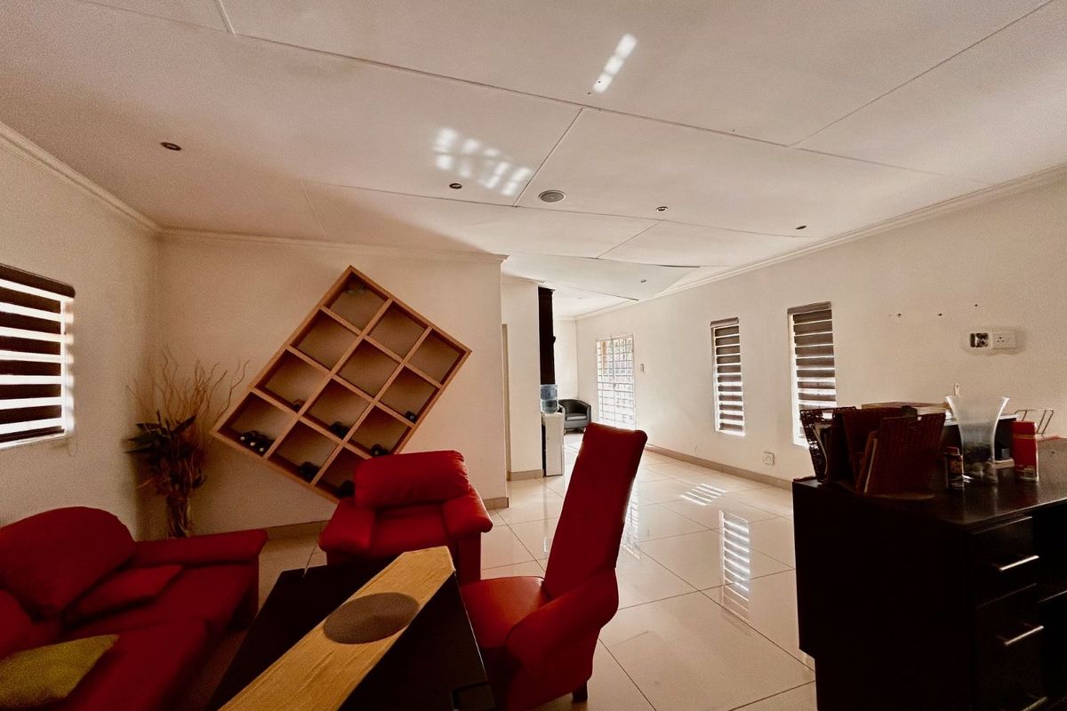 House For Sale in Clubview - Photo 4