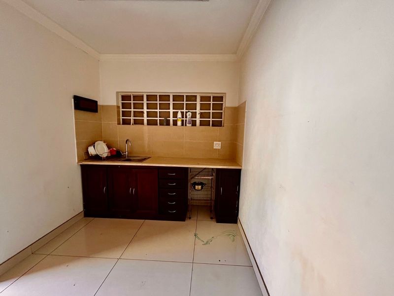 House For Sale in Clubview - Photo 6