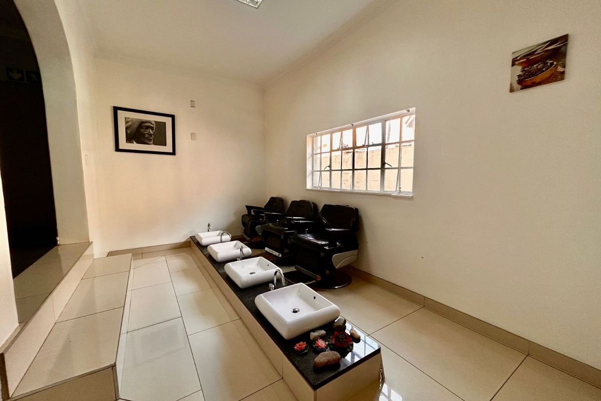 House For Sale in Clubview - Photo 5