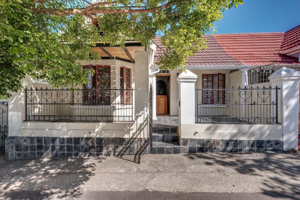 House For Sale in Richmond Hill - Photo 2