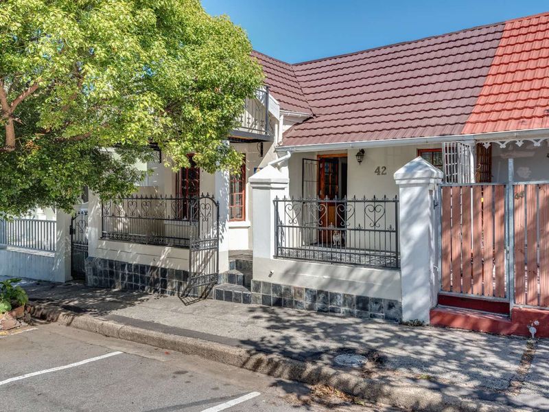 House For Sale in Richmond Hill - Photo 3