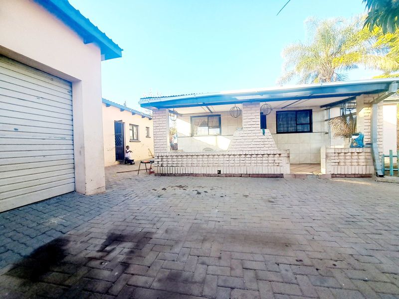 House For Sale in Eersterust - Photo 2