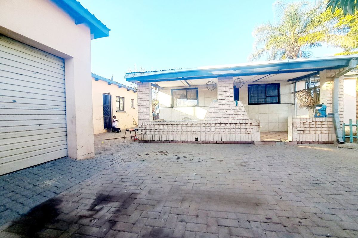 House For Sale in Eersterust - Photo 2